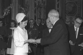 Il Presidente della Repubblica Giuseppe Saragat riceve in udienza l'ambasciatore Attilio Cattani, Presidente del Consiglio sociale internazionale, con le signore del Corpo Diplomatico organizzatrici della Mostra "Natale Oggi" per il 1969