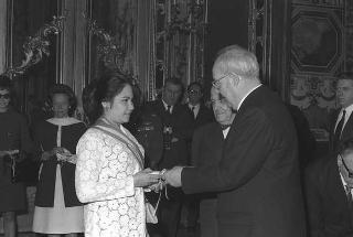 Il Presidente della Repubblica Giuseppe Saragat riceve in udienza l'ambasciatore Attilio Cattani, Presidente del Consiglio sociale internazionale, con le signore del Corpo Diplomatico organizzatrici della Mostra "Natale Oggi" per il 1969
