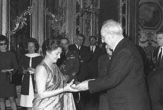 Il Presidente della Repubblica Giuseppe Saragat riceve in udienza l'ambasciatore Attilio Cattani, Presidente del Consiglio sociale internazionale, con le signore del Corpo Diplomatico organizzatrici della Mostra "Natale Oggi" per il 1969