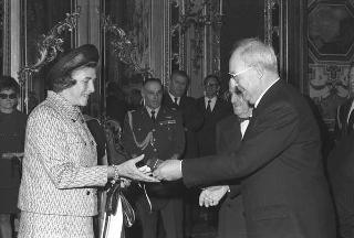 Il Presidente della Repubblica Giuseppe Saragat riceve in udienza l'ambasciatore Attilio Cattani, Presidente del Consiglio sociale internazionale, con le signore del Corpo Diplomatico organizzatrici della Mostra "Natale Oggi" per il 1969