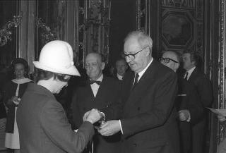 Il Presidente della Repubblica Giuseppe Saragat riceve in udienza l'ambasciatore Attilio Cattani, Presidente del Consiglio sociale internazionale, con le signore del Corpo Diplomatico organizzatrici della Mostra "Natale Oggi" per il 1969