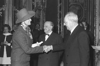 Il Presidente della Repubblica Giuseppe Saragat riceve in udienza l'ambasciatore Attilio Cattani, Presidente del Consiglio sociale internazionale, con le signore del Corpo Diplomatico organizzatrici della Mostra "Natale Oggi" per il 1969