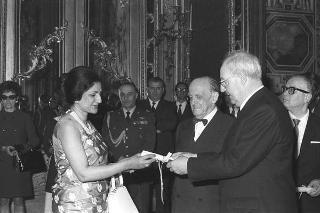 Il Presidente della Repubblica Giuseppe Saragat riceve in udienza l'ambasciatore Attilio Cattani, Presidente del Consiglio sociale internazionale, con le signore del Corpo Diplomatico organizzatrici della Mostra "Natale Oggi" per il 1969