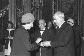 Il Presidente della Repubblica Giuseppe Saragat riceve in udienza l'ambasciatore Attilio Cattani, Presidente del Consiglio sociale internazionale, con le signore del Corpo Diplomatico organizzatrici della Mostra "Natale Oggi" per il 1969