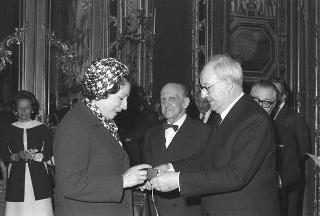 Il Presidente della Repubblica Giuseppe Saragat riceve in udienza l'ambasciatore Attilio Cattani, Presidente del Consiglio sociale internazionale, con le signore del Corpo Diplomatico organizzatrici della Mostra "Natale Oggi" per il 1969