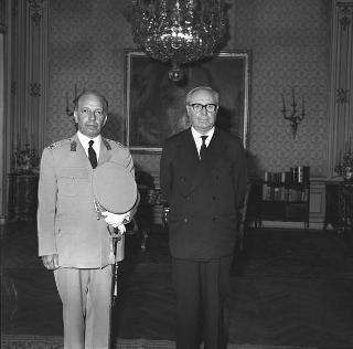 Il Presidente della Repubblica Giuseppe Saragat saluta il Generale di Corpo d'Armata Sefik Erensu, comandante del Nato Defence College: visita di congedo per ultimato incarico