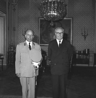 Il Presidente della Repubblica Giuseppe Saragat saluta il Generale di Corpo d'Armata Sefik Erensu, comandante del Nato Defence College: visita di congedo per ultimato incarico