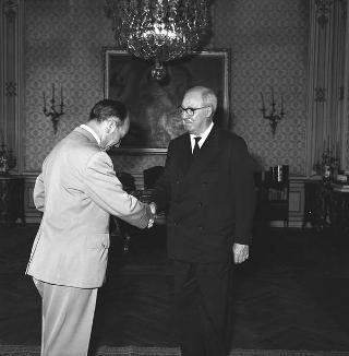 Il Presidente della Repubblica Giuseppe Saragat saluta il Generale di Corpo d'Armata Sefik Erensu, comandante del Nato Defence College: visita di congedo per ultimato incarico