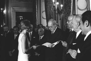 Il Presidente della Repubblica Giuseppe Saragat consegna di borse di studio per le migliori tesi sulla Costituzione repubblicana, con l'intervento dei Presidenti dei due rami del Parlamento e del Presidente del Comitato esecutivo per le celebrazioni del XX anniversario dell'Assemblea Costituente, Gaspare Ambrosini