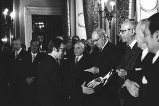 Il Presidente della Repubblica Giuseppe Saragat consegna di borse di studio per le migliori tesi sulla Costituzione repubblicana, con l'intervento dei Presidenti dei due rami del Parlamento e del Presidente del Comitato esecutivo per le celebrazioni del XX anniversario dell'Assemblea Costituente, Gaspare Ambrosini