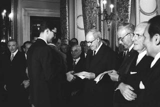 Il Presidente della Repubblica Giuseppe Saragat consegna di borse di studio per le migliori tesi sulla Costituzione repubblicana, con l'intervento dei Presidenti dei due rami del Parlamento e del Presidente del Comitato esecutivo per le celebrazioni del XX anniversario dell'Assemblea Costituente, Gaspare Ambrosini
