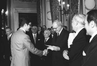 Il Presidente della Repubblica Giuseppe Saragat consegna di borse di studio per le migliori tesi sulla Costituzione repubblicana, con l'intervento dei Presidenti dei due rami del Parlamento e del Presidente del Comitato esecutivo per le celebrazioni del XX anniversario dell'Assemblea Costituente, Gaspare Ambrosini