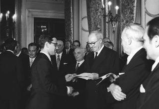 Il Presidente della Repubblica Giuseppe Saragat consegna di borse di studio per le migliori tesi sulla Costituzione repubblicana, con l'intervento dei Presidenti dei due rami del Parlamento e del Presidente del Comitato esecutivo per le celebrazioni del XX anniversario dell'Assemblea Costituente, Gaspare Ambrosini