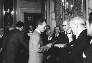 Il Presidente della Repubblica Giuseppe Saragat consegna di borse di studio per le migliori tesi sulla Costituzione repubblicana, con l'intervento dei Presidenti dei due rami del Parlamento e del Presidente del Comitato esecutivo per le celebrazioni del XX anniversario dell'Assemblea Costituente, Gaspare Ambrosini