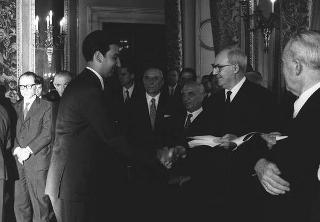 Il Presidente della Repubblica Giuseppe Saragat consegna di borse di studio per le migliori tesi sulla Costituzione repubblicana, con l'intervento dei Presidenti dei due rami del Parlamento e del Presidente del Comitato esecutivo per le celebrazioni del XX anniversario dell'Assemblea Costituente, Gaspare Ambrosini