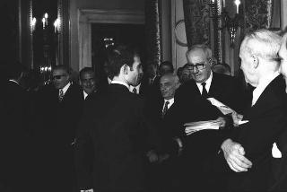 Il Presidente della Repubblica Giuseppe Saragat consegna di borse di studio per le migliori tesi sulla Costituzione repubblicana, con l'intervento dei Presidenti dei due rami del Parlamento e del Presidente del Comitato esecutivo per le celebrazioni del XX anniversario dell'Assemblea Costituente, Gaspare Ambrosini