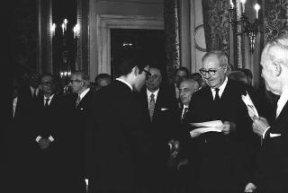 Il Presidente della Repubblica Giuseppe Saragat consegna di borse di studio per le migliori tesi sulla Costituzione repubblicana, con l'intervento dei Presidenti dei due rami del Parlamento e del Presidente del Comitato esecutivo per le celebrazioni del XX anniversario dell'Assemblea Costituente, Gaspare Ambrosini