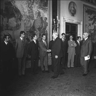 Il Presidente della Repubblica Giuseppe Saragat consegna di borse di studio per le migliori tesi sulla Costituzione repubblicana, con l'intervento dei Presidenti dei due rami del Parlamento e del Presidente del Comitato esecutivo per le celebrazioni del XX anniversario dell'Assemblea Costituente, Gaspare Ambrosini