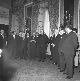 Il Presidente della Repubblica Giuseppe Saragat consegna di borse di studio per le migliori tesi sulla Costituzione repubblicana, con l'intervento dei Presidenti dei due rami del Parlamento e del Presidente del Comitato esecutivo per le celebrazioni del XX anniversario dell'Assemblea Costituente, Gaspare Ambrosini