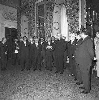 Il Presidente della Repubblica Giuseppe Saragat consegna di borse di studio per le migliori tesi sulla Costituzione repubblicana, con l'intervento dei Presidenti dei due rami del Parlamento e del Presidente del Comitato esecutivo per le celebrazioni del XX anniversario dell'Assemblea Costituente, Gaspare Ambrosini