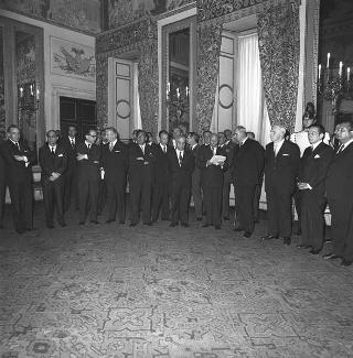 Il Presidente della Repubblica Giuseppe Saragat consegna di borse di studio per le migliori tesi sulla Costituzione repubblicana, con l'intervento dei Presidenti dei due rami del Parlamento e del Presidente del Comitato esecutivo per le celebrazioni del XX anniversario dell'Assemblea Costituente, Gaspare Ambrosini