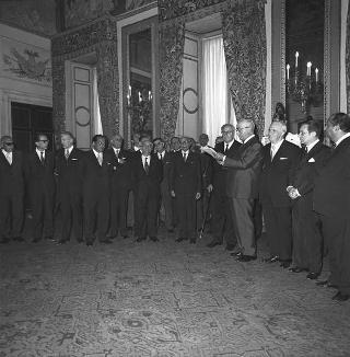 Il Presidente della Repubblica Giuseppe Saragat consegna di borse di studio per le migliori tesi sulla Costituzione repubblicana, con l'intervento dei Presidenti dei due rami del Parlamento e del Presidente del Comitato esecutivo per le celebrazioni del XX anniversario dell'Assemblea Costituente, Gaspare Ambrosini
