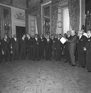 Il Presidente della Repubblica Giuseppe Saragat consegna di borse di studio per le migliori tesi sulla Costituzione repubblicana, con l'intervento dei Presidenti dei due rami del Parlamento e del Presidente del Comitato esecutivo per le celebrazioni del XX anniversario dell'Assemblea Costituente, Gaspare Ambrosini