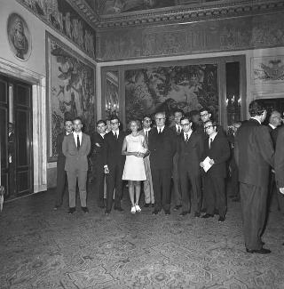 Il Presidente della Repubblica Giuseppe Saragat consegna di borse di studio per le migliori tesi sulla Costituzione repubblicana, con l'intervento dei Presidenti dei due rami del Parlamento e del Presidente del Comitato esecutivo per le celebrazioni del XX anniversario dell'Assemblea Costituente, Gaspare Ambrosini