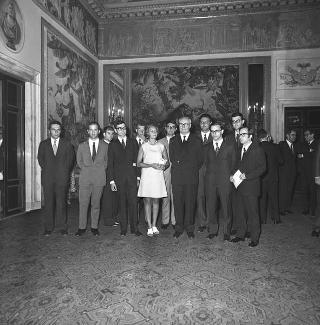 Il Presidente della Repubblica Giuseppe Saragat consegna di borse di studio per le migliori tesi sulla Costituzione repubblicana, con l'intervento dei Presidenti dei due rami del Parlamento e del Presidente del Comitato esecutivo per le celebrazioni del XX anniversario dell'Assemblea Costituente, Gaspare Ambrosini