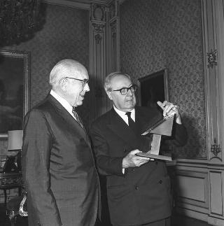 Alberto Maria Ghisalberti, Presidente dell'Istituto per la storia del risorgimento italiano, per ritirare il dono destinato dal Presidente degli Stati Uniti d'America al popolo italiano a ricordo del volo dell'Apollo 11