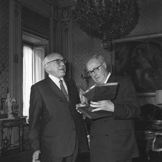 Alberto Maria Ghisalberti, Presidente dell'Istituto per la storia del risorgimento italiano, per ritirare il dono destinato dal Presidente degli Stati Uniti d'America al popolo italiano a ricordo del volo dell'Apollo 11