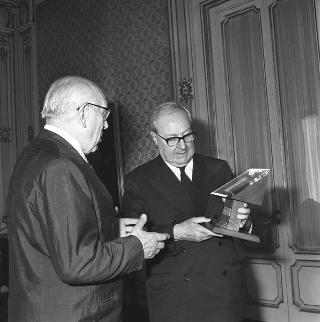 Alberto Maria Ghisalberti, Presidente dell'Istituto per la storia del risorgimento italiano, per ritirare il dono destinato dal Presidente degli Stati Uniti d'America al popolo italiano a ricordo del volo dell'Apollo 11