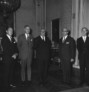 Rawleigh Warner Jr., Presidente del Consiglio di amministrazione della Mobil Oil Corporation, con i rappresentanti italiani Elio Virno e Renato Moffa