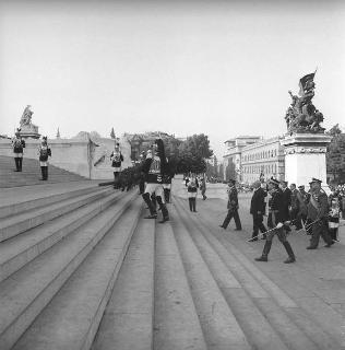 Deposizione di una corona di alloro, da parte del Presidente della Repubblica Giuseppe Saragat, sulla Tomba del Milite Ignoto in occasione della commemorazione dei caduti della Prima guerra mondiale