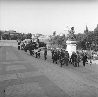 Deposizione di una corona di alloro, da parte del Presidente della Repubblica Giuseppe Saragat, sulla Tomba del Milite Ignoto in occasione della commemorazione dei caduti della Prima guerra mondiale