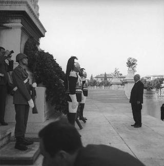 Deposizione di una corona di alloro, da parte del Presidente della Repubblica Giuseppe Saragat, sulla Tomba del Milite Ignoto in occasione della commemorazione dei caduti della Prima guerra mondiale