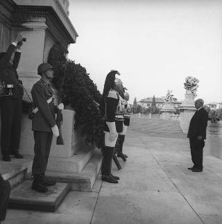 Deposizione di una corona di alloro, da parte del Presidente della Repubblica Giuseppe Saragat, sulla Tomba del Milite Ignoto in occasione della commemorazione dei caduti della Prima guerra mondiale