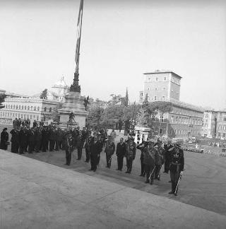Deposizione di una corona di alloro, da parte del Presidente della Repubblica Giuseppe Saragat, sulla Tomba del Milite Ignoto in occasione della commemorazione dei caduti della Prima guerra mondiale