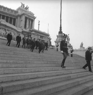 Deposizione di una corona di alloro, da parte del Presidente della Repubblica Giuseppe Saragat, sulla Tomba del Milite Ignoto in occasione della commemorazione dei caduti della Prima guerra mondiale