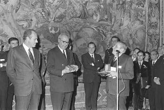 Gianmatteo Matteotti, Ministro del turismo e dello spettacolo, con Italo Gemini e gli &quot;Anziani del cinema&quot;, nel 25° anniversario della fondazione dell'AGIS