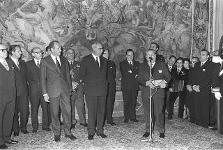 Gianmatteo Matteotti, Ministro del turismo e dello spettacolo, con Italo Gemini e gli "Anziani del cinema", nel 25° anniversario della fondazione dell'AGIS