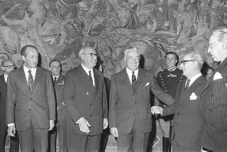 Gianmatteo Matteotti, Ministro del turismo e dello spettacolo, con Italo Gemini e gli "Anziani del cinema", nel 25° anniversario della fondazione dell'AGIS