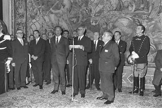 Gianmatteo Matteotti, Ministro del turismo e dello spettacolo, con Italo Gemini e gli "Anziani del cinema", nel 25° anniversario della fondazione dell'AGIS