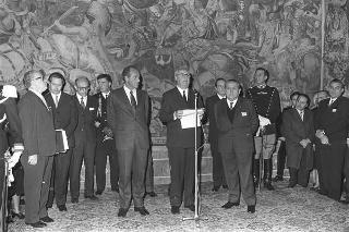 Gianmatteo Matteotti, Ministro del turismo e dello spettacolo, con Italo Gemini e gli "Anziani del cinema", nel 25° anniversario della fondazione dell'AGIS