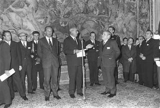 Gianmatteo Matteotti, Ministro del turismo e dello spettacolo, con Italo Gemini e gli "Anziani del cinema", nel 25° anniversario della fondazione dell'AGIS