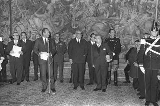 Gianmatteo Matteotti, Ministro del turismo e dello spettacolo, con Italo Gemini e gli "Anziani del cinema", nel 25° anniversario della fondazione dell'AGIS