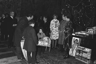 Distribuzione della &quot;Befana 1971&quot; ai figli dei dipendenti del Segretariato Generale della Presidenza della Repubblica.