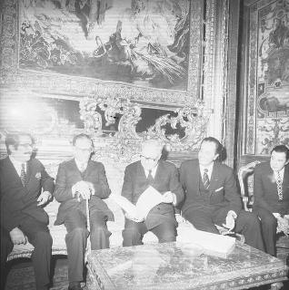 Il Presidente della Repubblica Giuseppe Saragat riceve Mario Valeri Manera, Presidente del Comitato promotore del Premio &quot;Campiello&quot;, con la giuria e i vincitori del Premio per il 1970