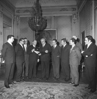 Flavio Orlandi, con Roberto Massi, sindaco di Tolentino, e la Giunta comunale, per fare omaggio al Presidente della Repubblica Giuseppe Saragat di una pubblicazione sulla Resistenza nella Valle del Chienti