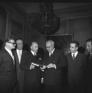 Flavio Orlandi, con Roberto Massi, sindaco di Tolentino, e la Giunta comunale, per fare omaggio al Presidente della Repubblica Giuseppe Saragat di una pubblicazione sulla Resistenza nella Valle del Chienti